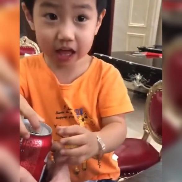 亲爸用一罐饮料“整蛊”儿子，网友打抱不平：这么可爱，怎么舍得