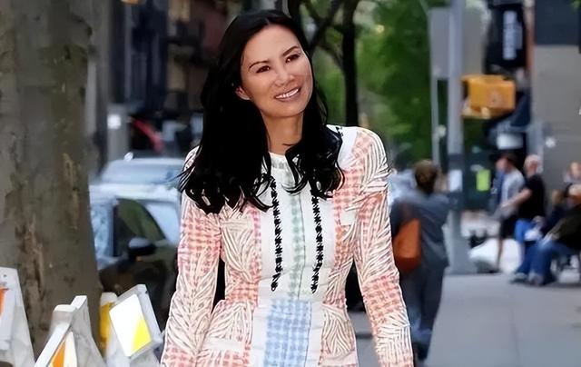 56岁邓文迪身边男子亮眼,她依偎在年轻男子的怀中,嫩的像少女