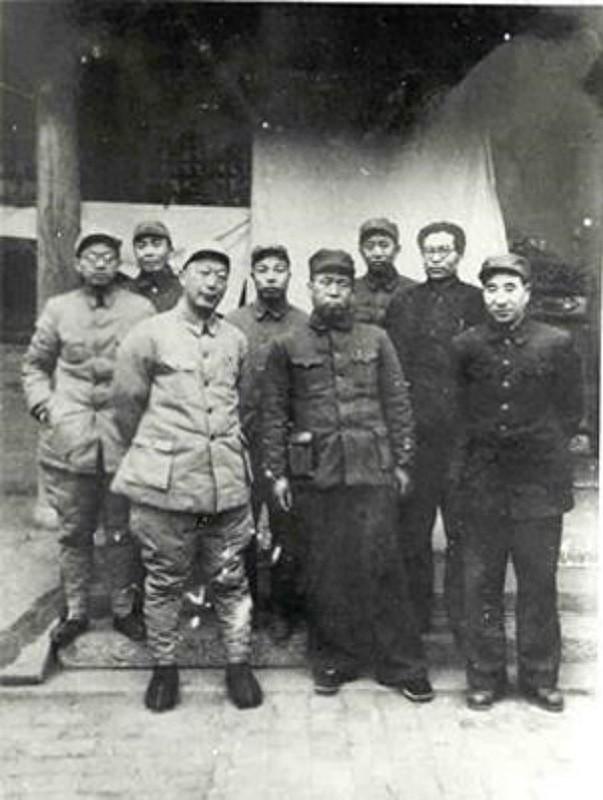 谭政发现刘亚楼的名字在自己前面,沉思过后说:以后别写我名字了