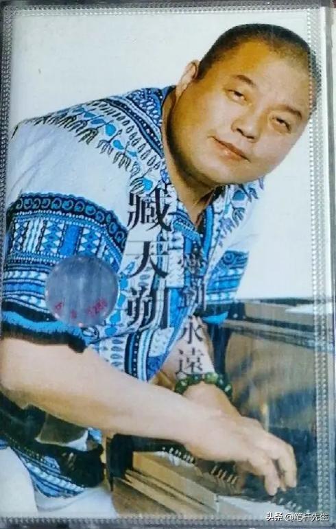 臧天朔的悲哀,生前向母亲跪地忏悔,死后妻子将80岁老母告上法庭