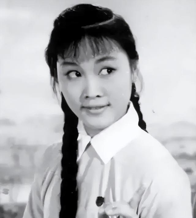 78岁李谷一,曾罕见晒与老公合照,两人相伴36年,女儿端庄漂亮