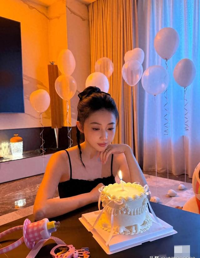 潘玮柏老婆宣云迎来31岁生日,穿黑色吊带扎丸子头庆生少女感满满
