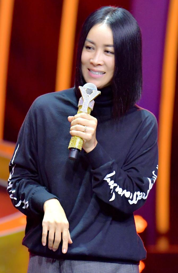 9位被称“老烟鬼”的女明星，周迅烟不离手，刘亦菲14岁就抽烟了