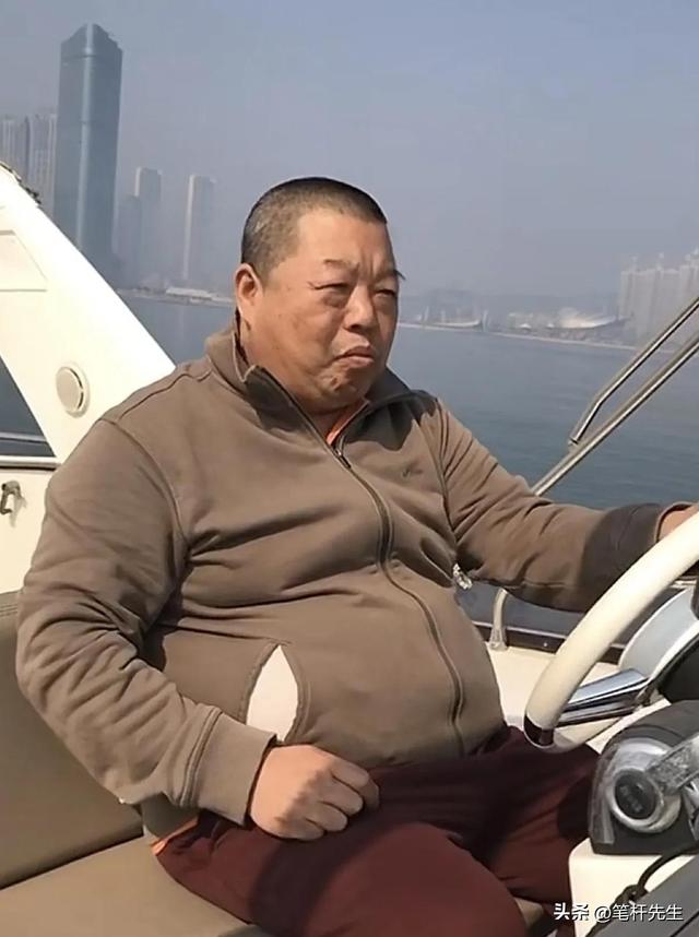 臧天朔的悲哀,生前向母亲跪地忏悔,死后妻子将80岁老母告上法庭