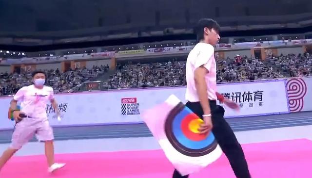 于小彤《超新星》太装?戴耳机听音乐射箭,赛后扔弓撕靶无视队友