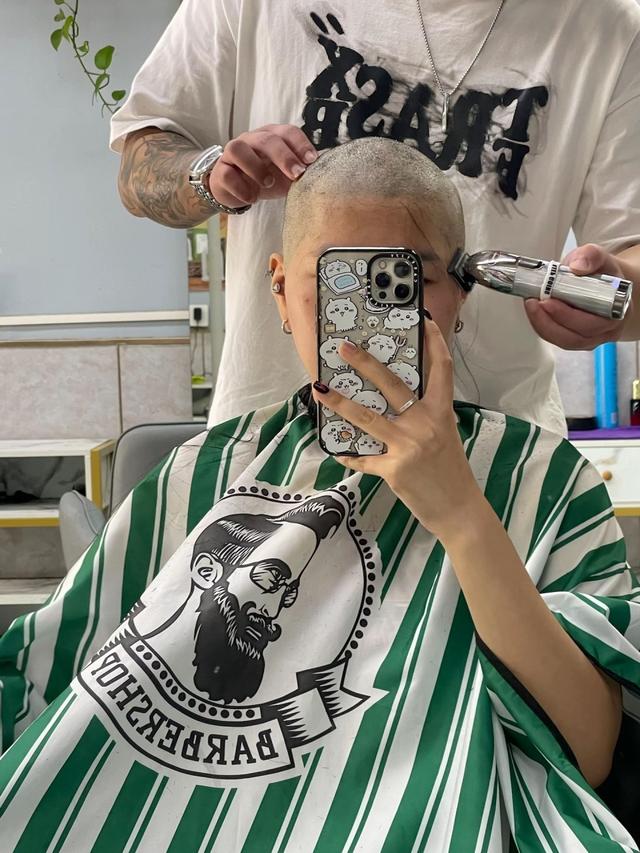 “要让头发知道谁是身体的主人！”两女生相约剃光头：头发总油，现在没事还能盘头