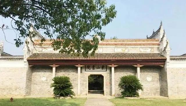 谭政发现刘亚楼的名字在自己前面,沉思过后说:以后别写我名字了