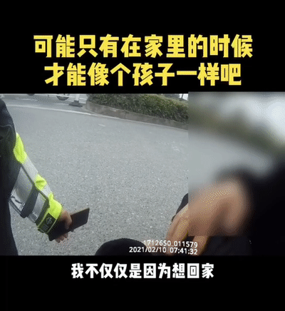 两个大男人街头上演“爱的抱抱”,咋回事?