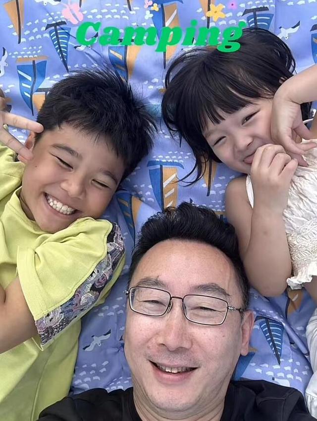 53岁陆川晒儿女正脸照，9岁儿子与3岁女儿酷似妈妈胡蝶，像龙凤胎