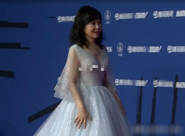 50岁闫妮庆生照曝光,面部浮肿身材发福,“少女感”身材全无