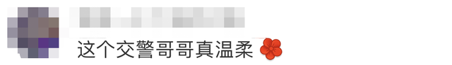 两个大男人街头上演“爱的抱抱”,咋回事?
