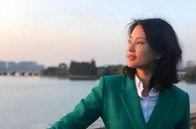 刘芳菲:经历两段感情后自己离开央视,如今47岁和陈宝国同游云冈
