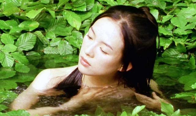 影视剧中最经典的10个美人出浴镜头，谁才是你心中的出水芙蓉？