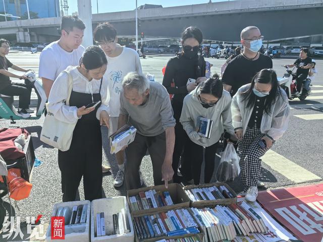 纵览原创|83岁安徽老人在石家庄地铁口摆摊卖书10年,不少网友专门兑换现金前去买书