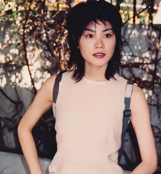 9位被称“老烟鬼”的女明星，周迅烟不离手，刘亦菲14岁就抽烟了