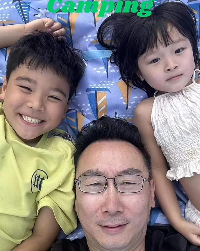 53岁陆川晒儿女正脸照，9岁儿子与3岁女儿酷似妈妈胡蝶，像龙凤胎
