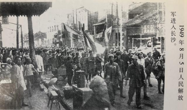 1949年,毛主席冲人群后面喊道:子良将军,我们两个单独照一张相