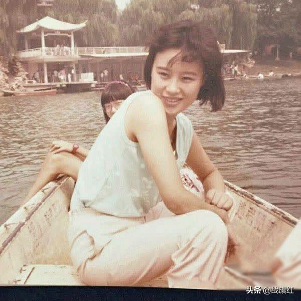 孙排长郁闷归队,火车一个急刹车,意外撞到“林妹妹”