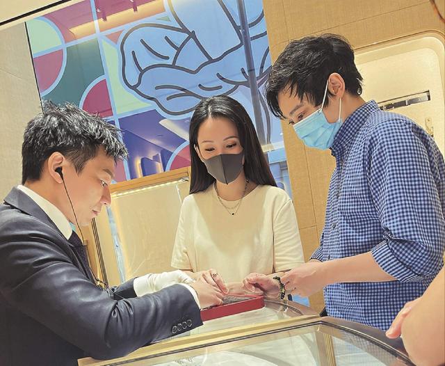 恭喜!香港知名女星被曝结婚,一脱成名后为男友主动收起性感