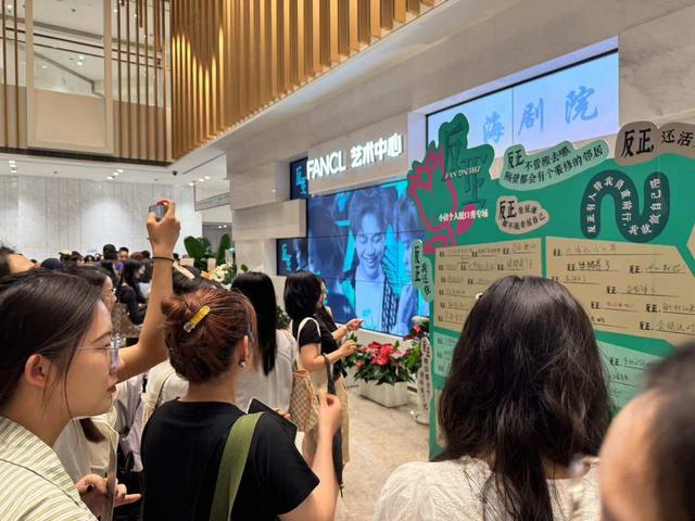 小佳“反正”上海特别场开演，让幽默成为力量，点亮希望之灯