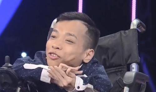 李创利：身高不到1米的“轮椅总裁”，赚3亿后娶美女秘书生下一子