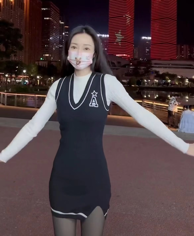 柳岩行为惹争议!穿黑丝打扮清凉街头热舞,路人疑惑走过无人识