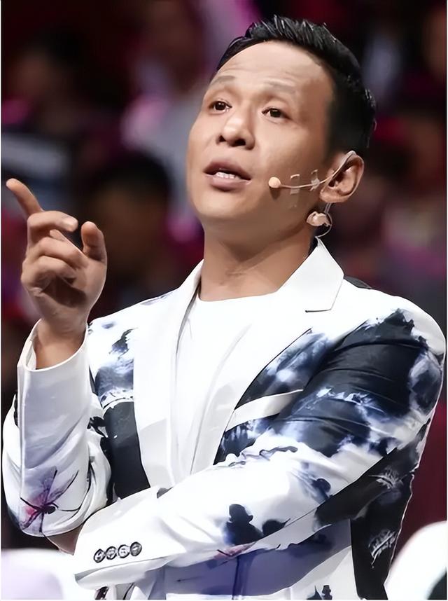 男人有钱就变坏?结婚七年成名之后却坚决原配离婚,如今他后悔不