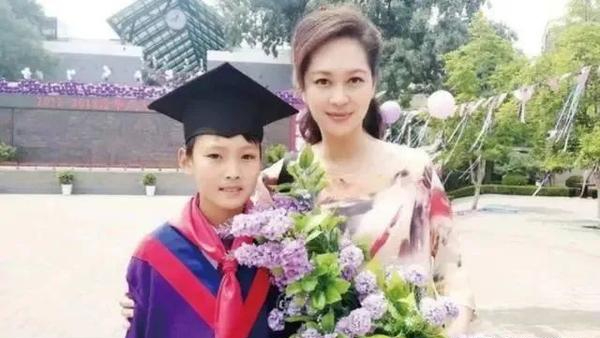 离婚34年,再看陈国军才发现,抛弃刘晓庆娶女学生的决定有多聪明