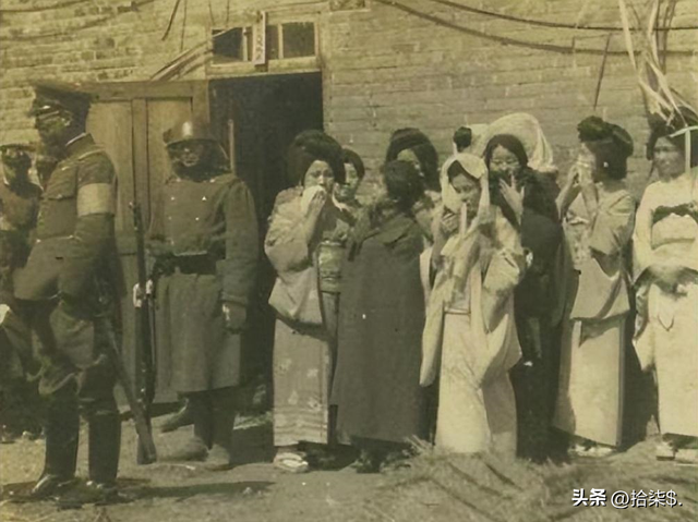 “不堪入目”老照片:日本男女赤裸共浴,喂奶忘记系扣子的妇女