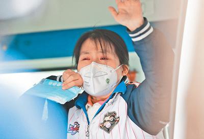 治愈出院 洒泪告别