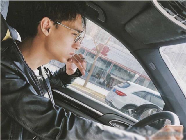 华晨宇:我爸华福雄身价100亿,王思聪:我爸王健林,身价11