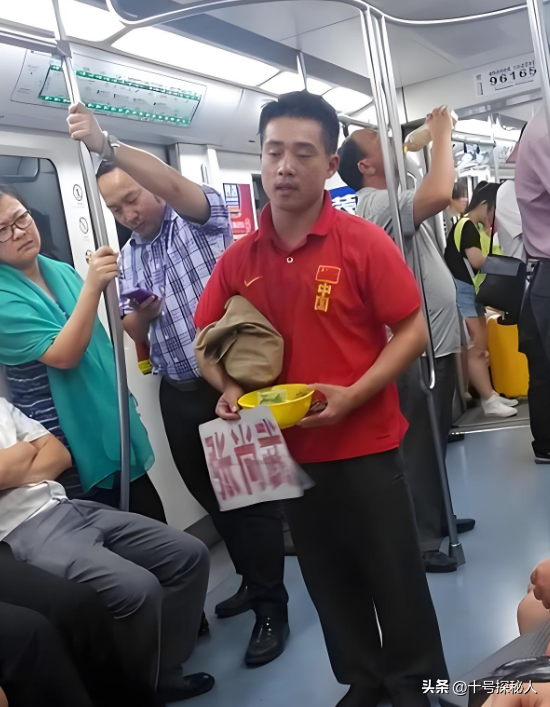 他是体操冠军，却因多次行窃被判入狱，靠街头卖艺乞讨为生