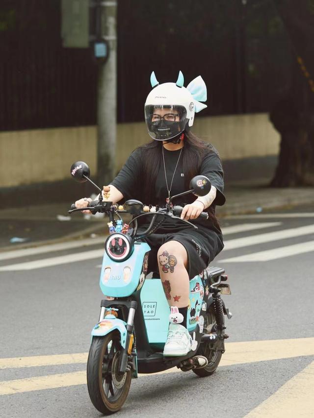 穿搭和身材无关！看这些街拍胖女生就知道：又胖又矮，照样很美