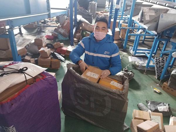 一名快递员的自述:派件前会进行消毒,有阿姨送我口罩很感动