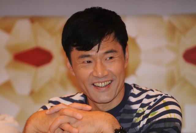 于荣光：硬汉也有柔情，出道38年零绯闻，对“丑妻”不离不弃