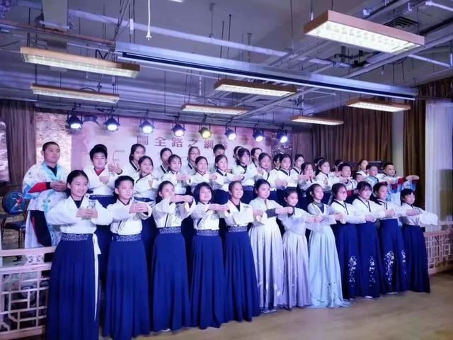 女子水晶乐坊在北京落地罕见民族乐器体验馆