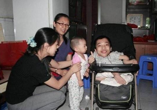 李创利：身高不到1米的“轮椅总裁”，赚3亿后娶美女秘书生下一子