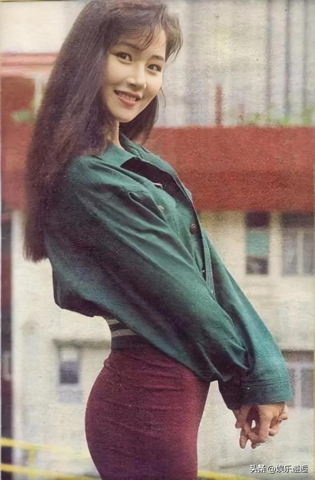 她是官方认定的“美腿王”!52岁的万绮雯状态太好,身材媲美少女
