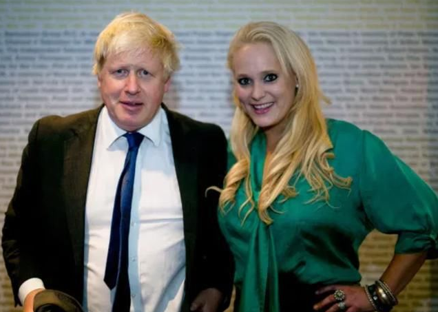 英国首相夫人：挤走高颜值前妻，戴鸽子蛋大钻戒，龅牙妹凭什么