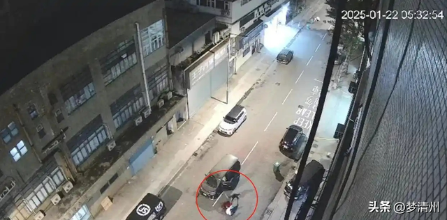香港黑帮争斗，古惑仔当街“火拼”砍人，900名港警开始反黑行动