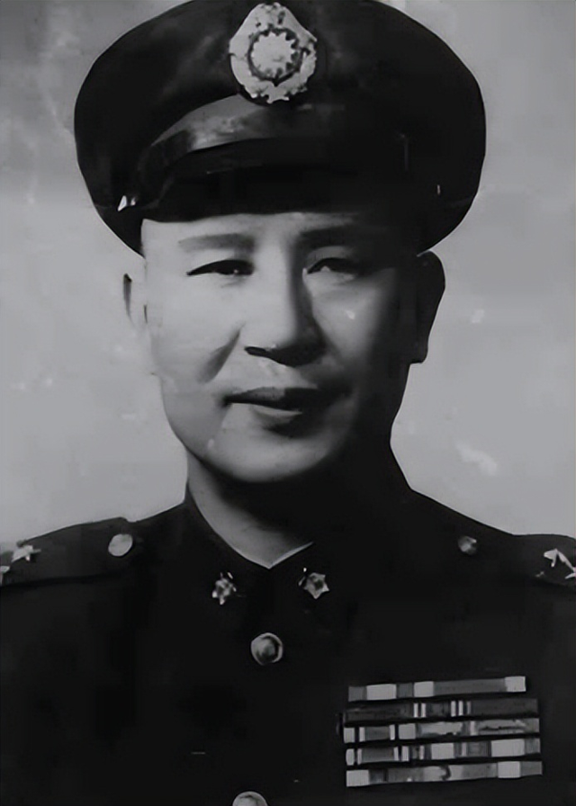 1949年,毛主席冲人群后面喊道:子良将军,我们两个单独照一张相
