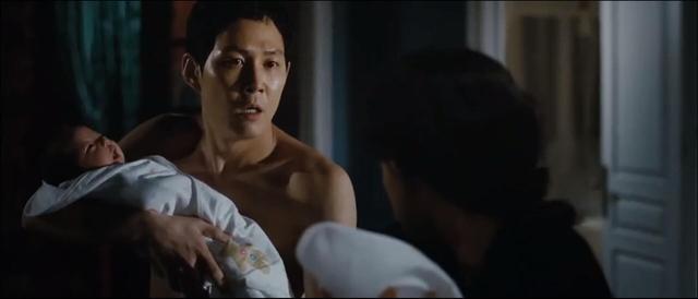 女佣附身清洗浴缸却不知男主已悄然进入,韩国人性片《下女》