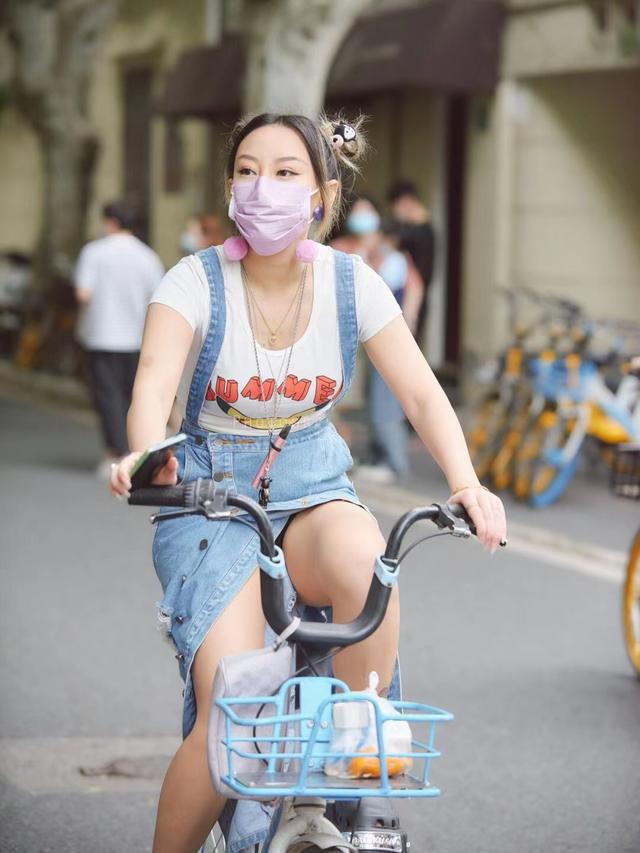 穿搭和身材无关！看这些街拍胖女生就知道：又胖又矮，照样很美