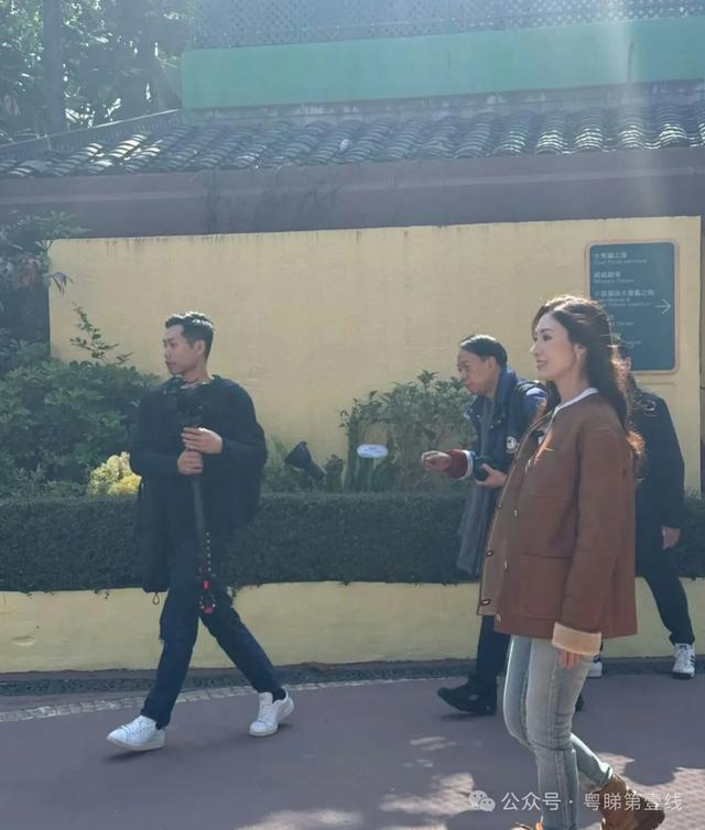 李嘉欣疑似相隔16年复出拍戏,竟被网民捕获海洋公园取景拍摄