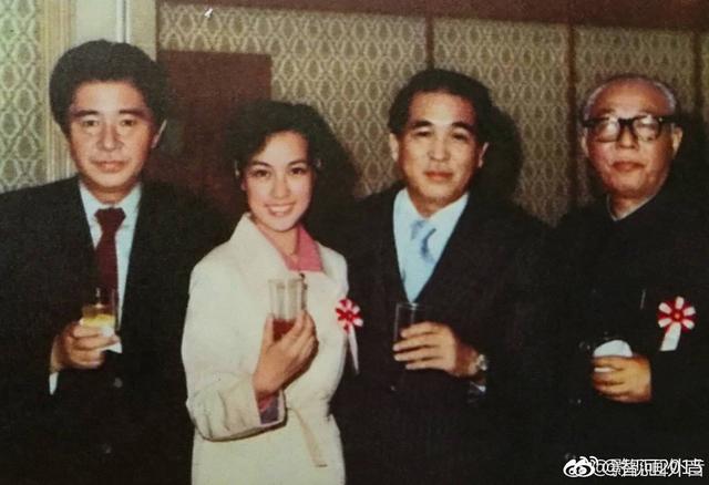 63岁刘晓庆晒35年前旧照,与三浦友和同框美到发光!
