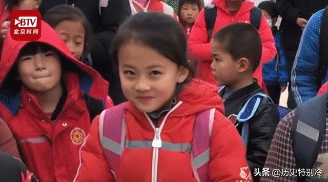 “微笑女孩”铁嘉欣一夜走红,父母却拒绝百万签约,如今怎样了?