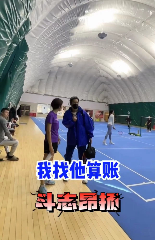 53岁毛宁近照似小伙,身材壮硕面部僵硬,与欧阳夏丹拥抱显亲密