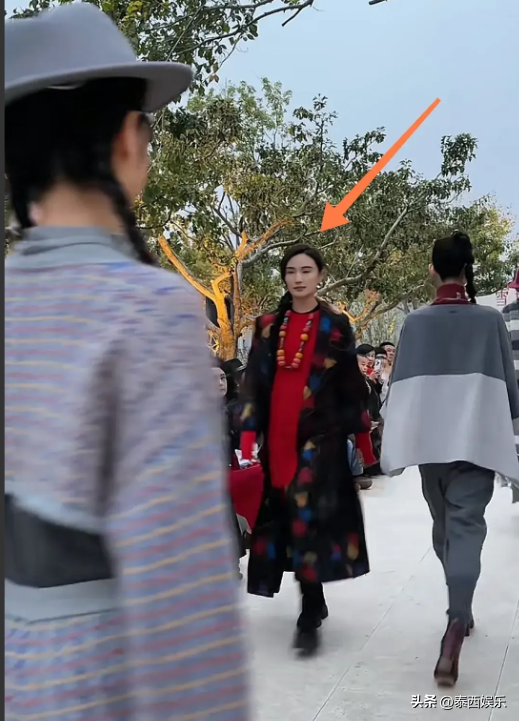 李亚鹏老婆重回T台,海哈金喜抱2岁女儿走秀,身材高挑又美又飒