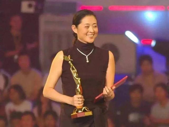 61岁倪萍私生活曝光,她人前人后两副面孔,竟骗了观众整整30年