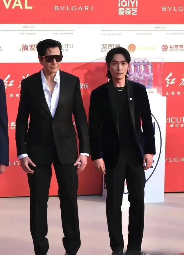 费翔的身高压迫感多强?把朱一龙比得像小弟,让黄渤“溜之大吉”